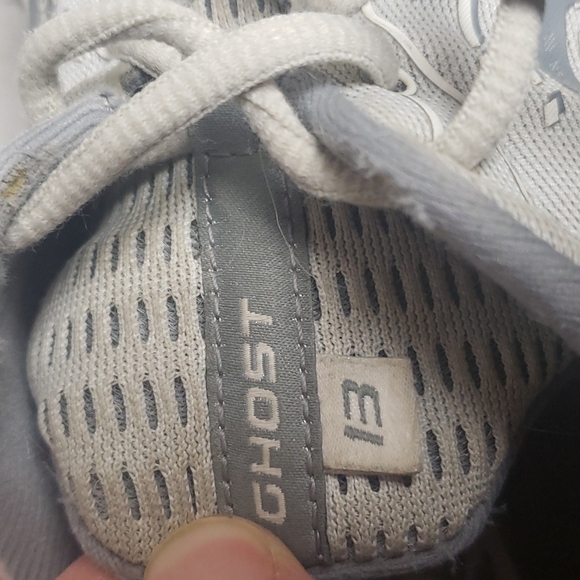 Brooks Ghost 13 gray and white running shoes. Size 10W - Picture 10 of 12